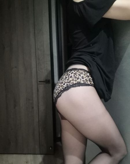 边亲边把手放衣服里发出声音