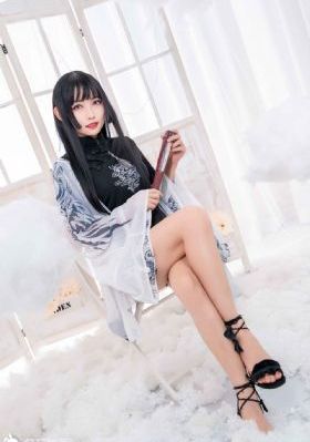 她的下面又紧又湿好爽